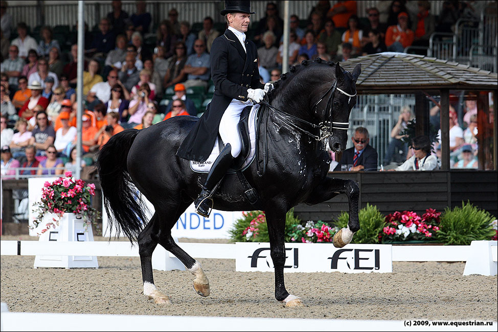 http://www.equestrian.ru/photos/photoreport2009/08_ch_eu_dr3/KSHT8796_gal_totilas.jpg