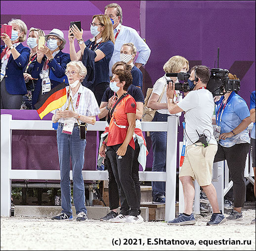 Мадлен Винтер-Шульц, многолетний спонсор Изабель Верт (с флагом), и тренер сборной Моника Теодореску