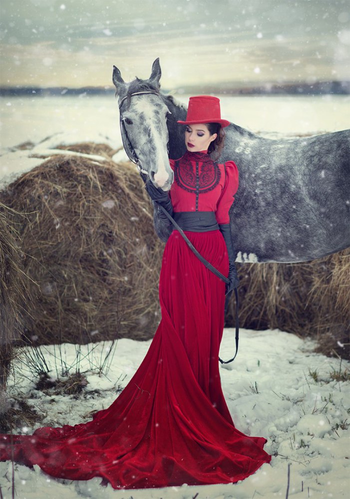 Платье с конями